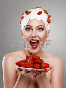 12285801-mujer-feliz-con-peinado-a-base-de-leche-y-las-fresas-rojas-maduras